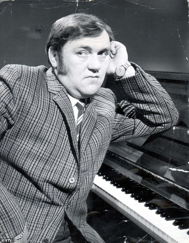 KateGarnerMusic's tweet photo. Les Dawson at the piano. Have a good week folks, keep on singing! #MondayVibes #week #LesDawson #Keeponsinging #mondaymotivation https://t.co/xRlTu9c3aQ