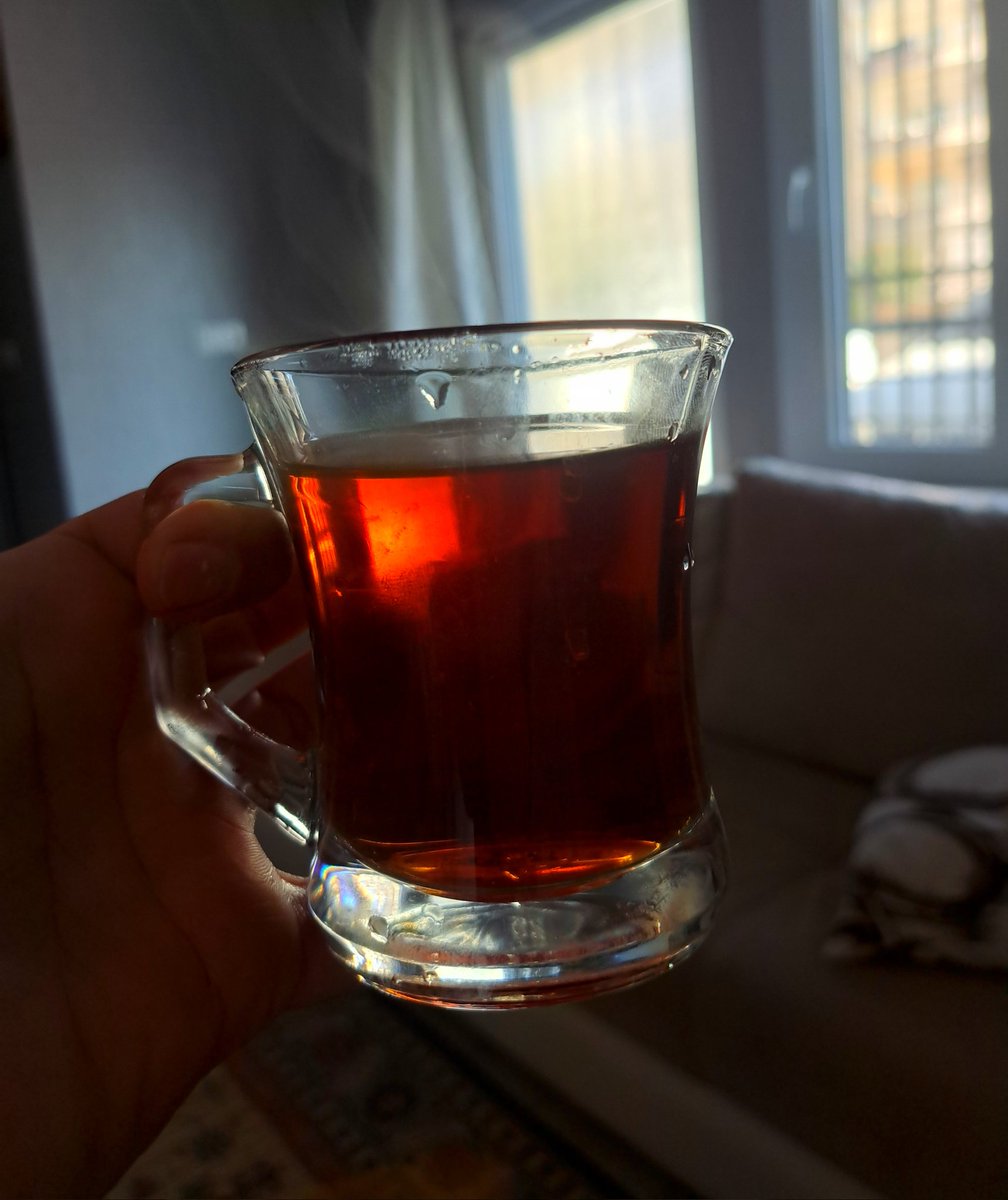dilekmertefe's tweet photo. Çok açım, çayın yanına bir simit getiren olursa ömrümün yarısını veririm. Ama simit bayatsa, o yarım ömrü de geri alırım.🥳🥳
Haydeee liiliiiii 🎼🎶🎵 liliiii. https://t.co/N9WFbaQn7q