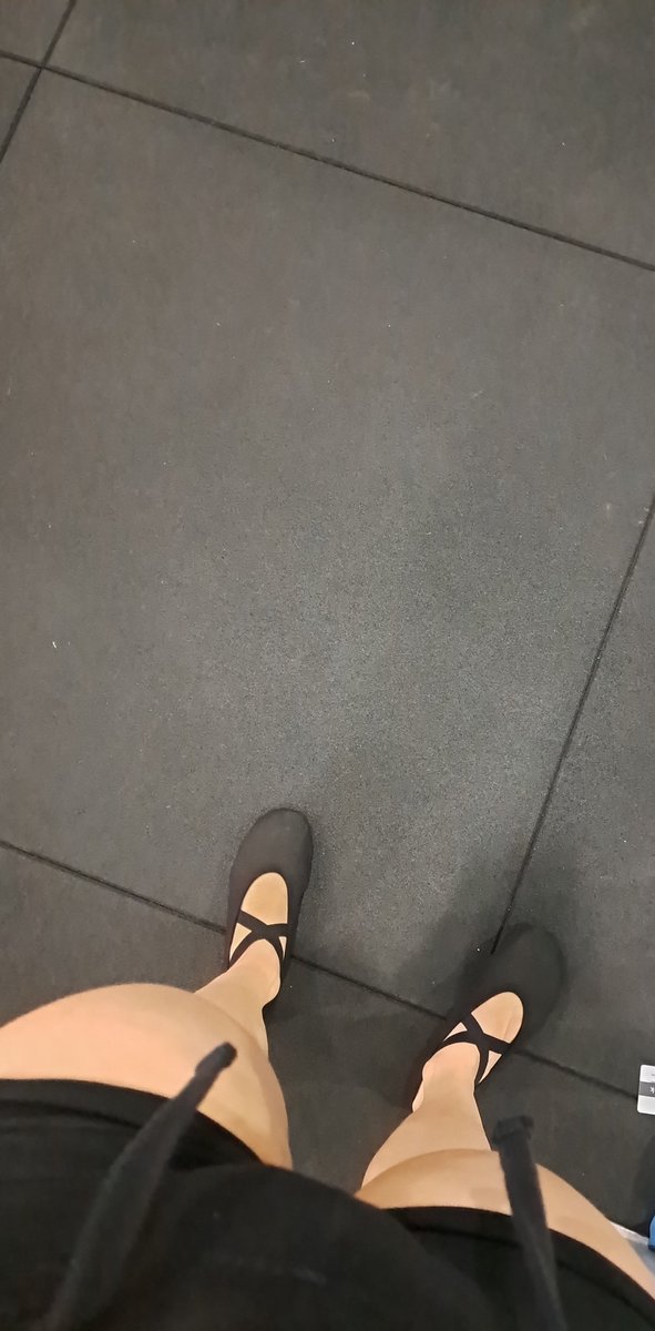 BarbaraJirafa's tweet photo. Yo no sé en qué mundo poner éste piso en un gimnasio es buena idea 😖😫🤬 
Que asco parce 🤢 nunca más. Hasta me voy a desafiliar de la rabia. #asco https://t.co/bJzbAiXfyo