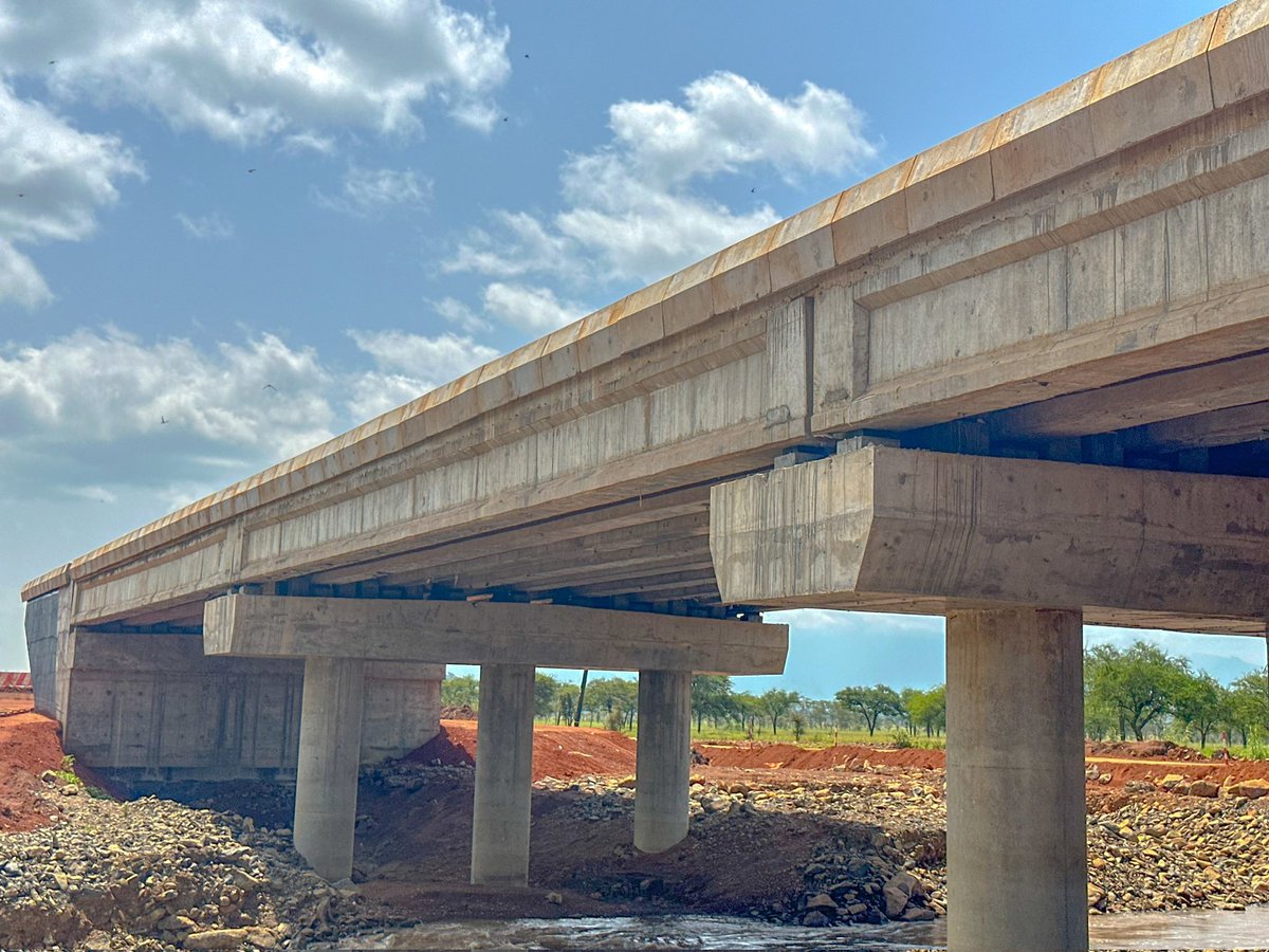 AidenOwa's tweet photo. #UNRAWorks : The construction of the 92 km Muyembe-Nakapiripirit road, linking Eastern and North Eastern Uganda, is nearing completion, with progress at nearly 80%. #ConnectUg

➡️The project @UNRA_UG , costing UGX 399,958,528,511, is significantly boosting the local economy, especially through job creation during the construction phase, which is benefiting local families.

Yaka Bobi Lee #NationalShutdown
#ZzinaFest24 Damascus