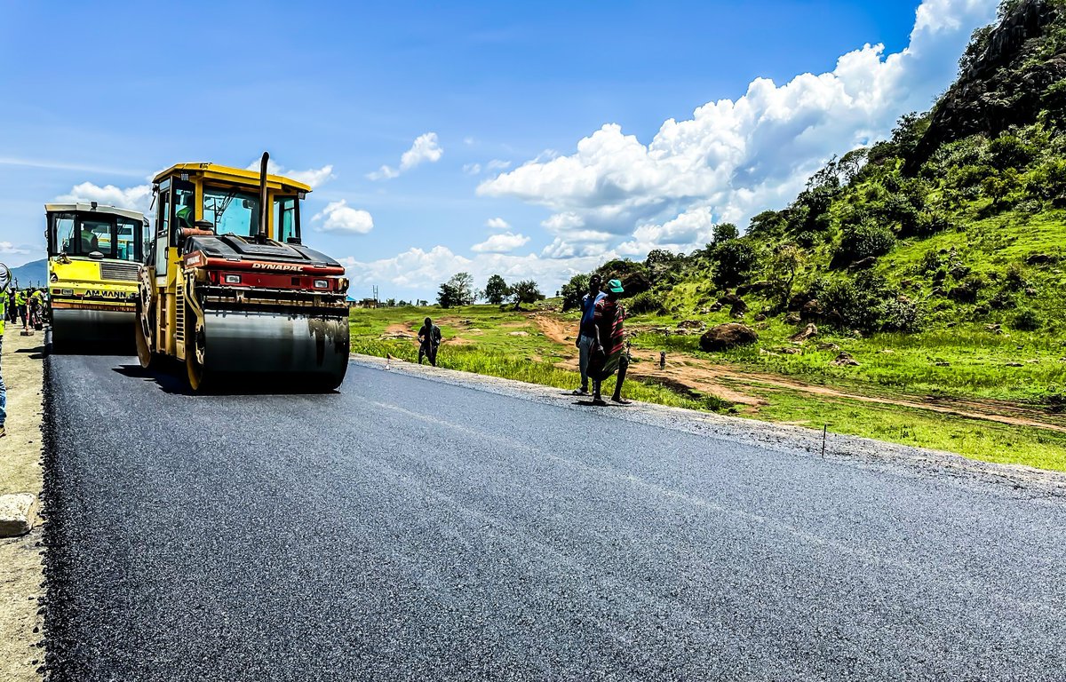 AidenOwa's tweet photo. #UNRAWorks : The construction of the 92 km Muyembe-Nakapiripirit road, linking Eastern and North Eastern Uganda, is nearing completion, with progress at nearly 80%. #ConnectUg

➡️The project @UNRA_UG , costing UGX 399,958,528,511, is significantly boosting the local economy, especially through job creation during the construction phase, which is benefiting local families.

Yaka Bobi Lee #NationalShutdown
#ZzinaFest24 Damascus