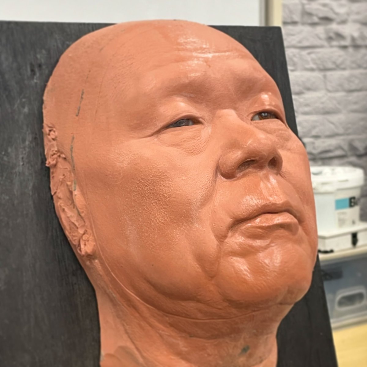 JurSchool's tweet photo. 顔は部位によって肌の表面の凹凸やシワの入り方が様々です。
リアルを追求するこのカリキュラムではそのような細部までこだわって制作しています。

当スクールでは現役のアーティストが授業を担当し、それらを表現する技法を直接受講生に伝えています。 https://t.co/aFFiXZZsJD