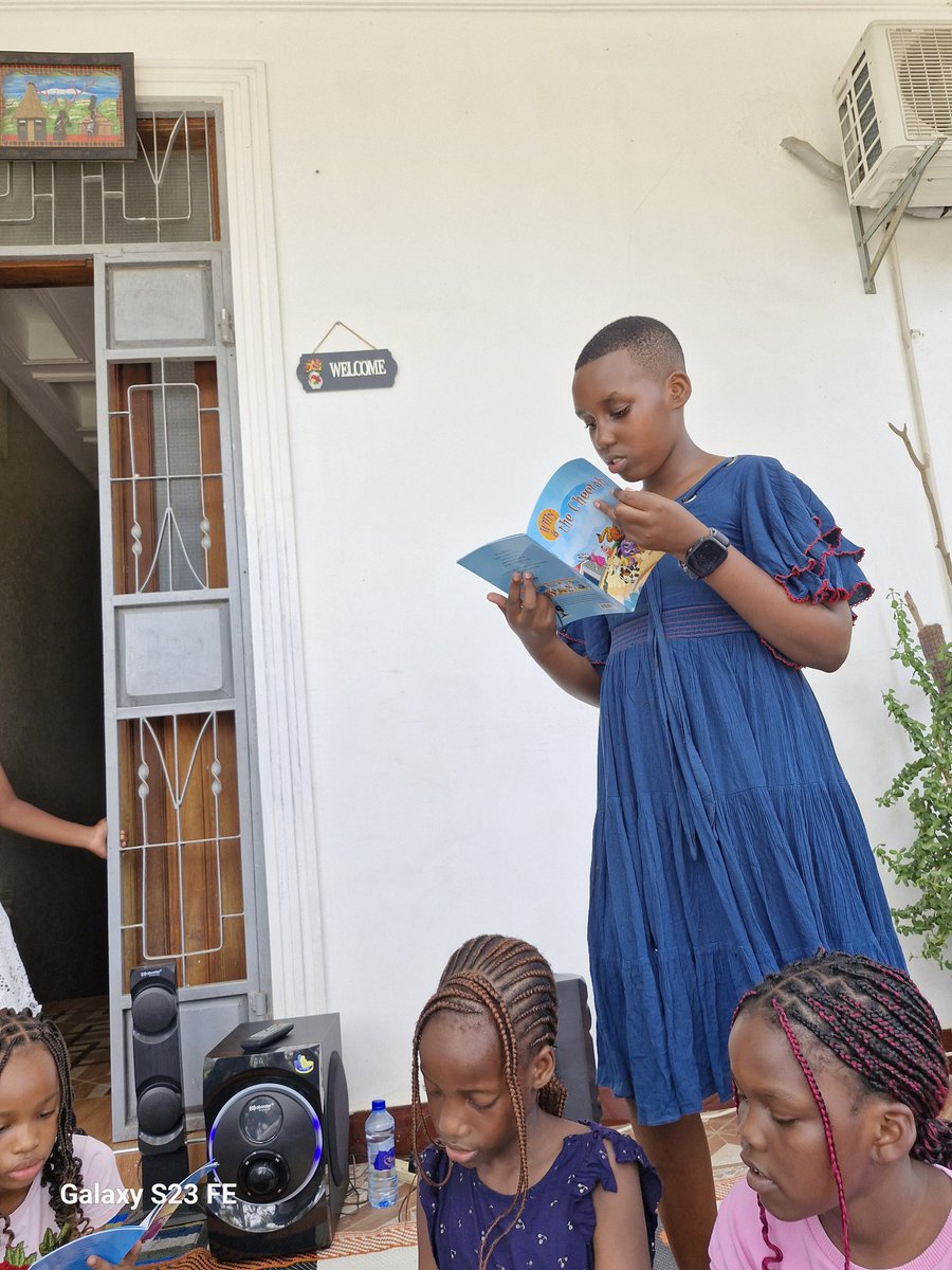MabalaMakengeza's tweet photo. Juzi tuliwakaribisha watu na familia zao nyumbani. Wakati wazazi wlikuwa na mazungumzo yao watoto walishambulia vitabu vyangu wenyewe bila kushawishiwa. Watoto wanapenda kusoma

BUY A CHILD A BOOK FOR CHRISTMAS
UMNUNULIE MTOTO KITABU KAMA.ZAWADI YA KRISMASI #Willythewarthog https://t.co/dF3K0jSemy