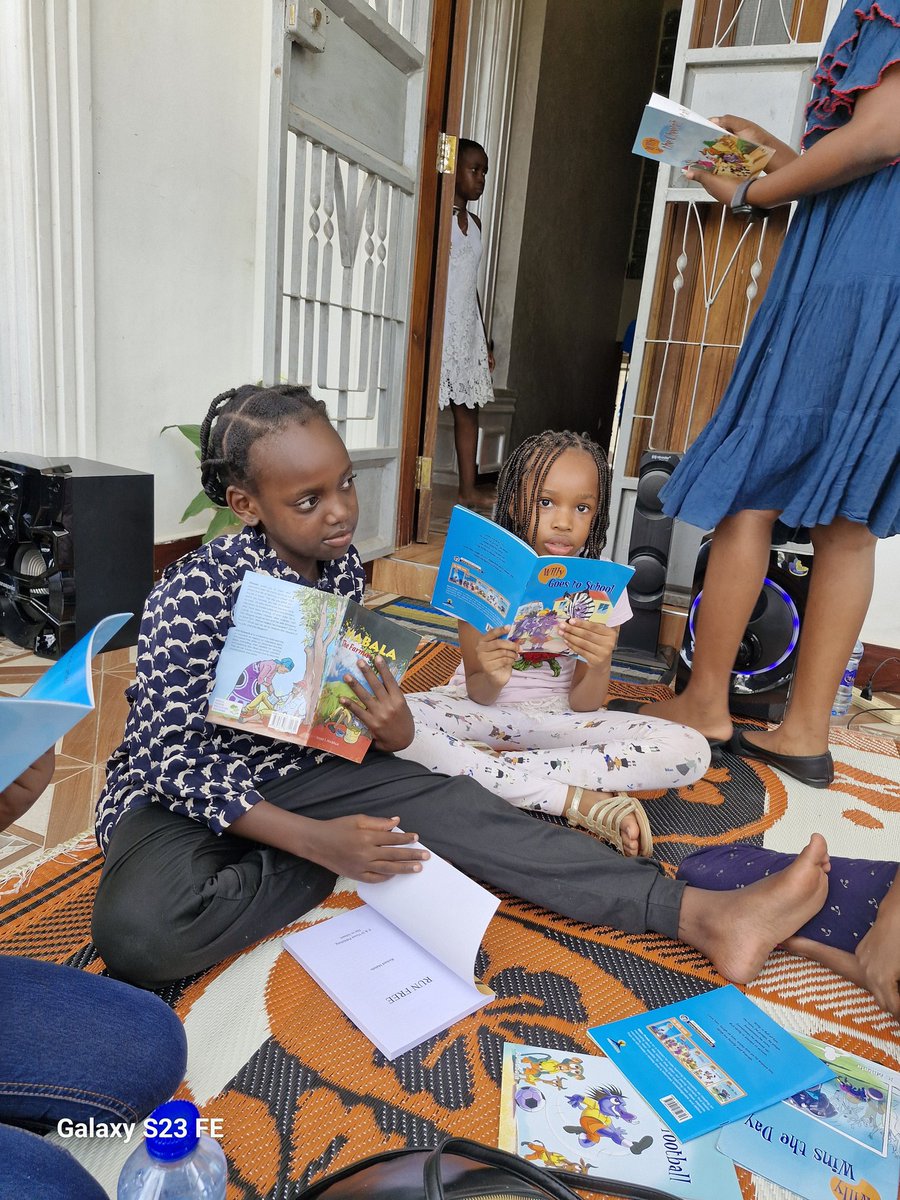 MabalaMakengeza's tweet photo. Juzi tuliwakaribisha watu na familia zao nyumbani. Wakati wazazi wlikuwa na mazungumzo yao watoto walishambulia vitabu vyangu wenyewe bila kushawishiwa. Watoto wanapenda kusoma

BUY A CHILD A BOOK FOR CHRISTMAS
UMNUNULIE MTOTO KITABU KAMA.ZAWADI YA KRISMASI #Willythewarthog https://t.co/dF3K0jSemy