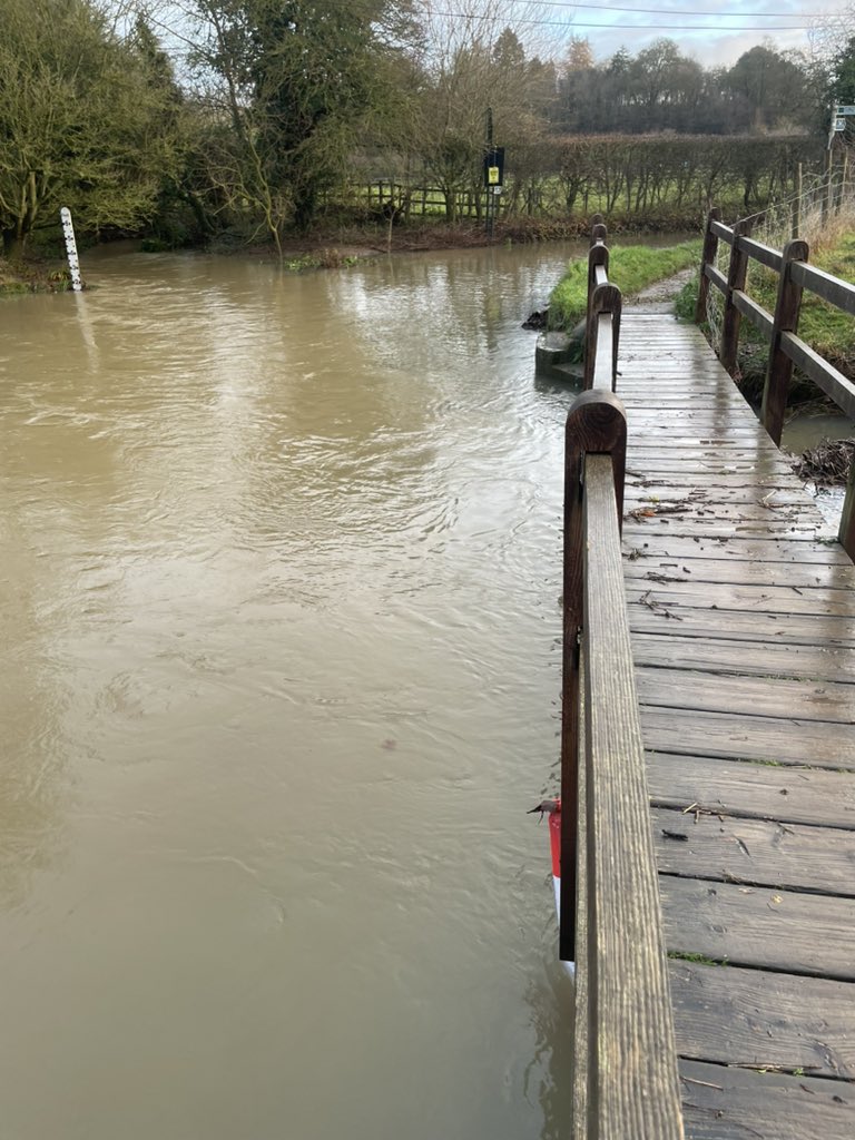 hertsboatrescue's tweet photo. Please avoid the much hadham Ford and areas
Water levels are still very high currently
AVOID THESE AREAS โ ๏ธ โ๏ธ
Our volunteer rescue crew have been out this morning.
Our flood signs are out
Donโt drive into floodwater
#hertfordshire #waterrescue #volunteers #muchhadham https://t.co/aKaA7PBXZ5