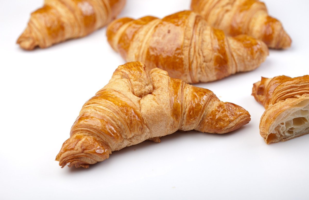 「クロワッサン」と「クレッシェンド」は語源が同じです。
前者は三日月(フランス語croissant)の形で、後者はイタリア語で「次第に増大すること(crescendo)」です。どちらもラテン語crescere「成長する」に遡れますがなぜ三日月が成長と関係があるかというと、三日月は満ちていく最中の月だからです。