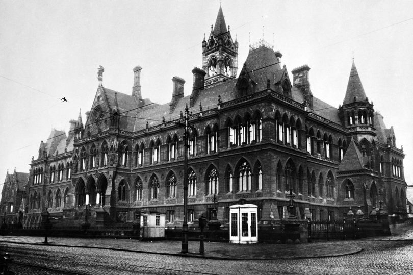 atticusfinch104's tweet photo. Manchester Assizes Courts pictured in 1938. During the Manchester Blitz this building was hit and had to be demolished.
#Manchester #History #historymatters #HistoryInTheMaking #HIStory4CloseToYou https://t.co/dlaBxH6paz