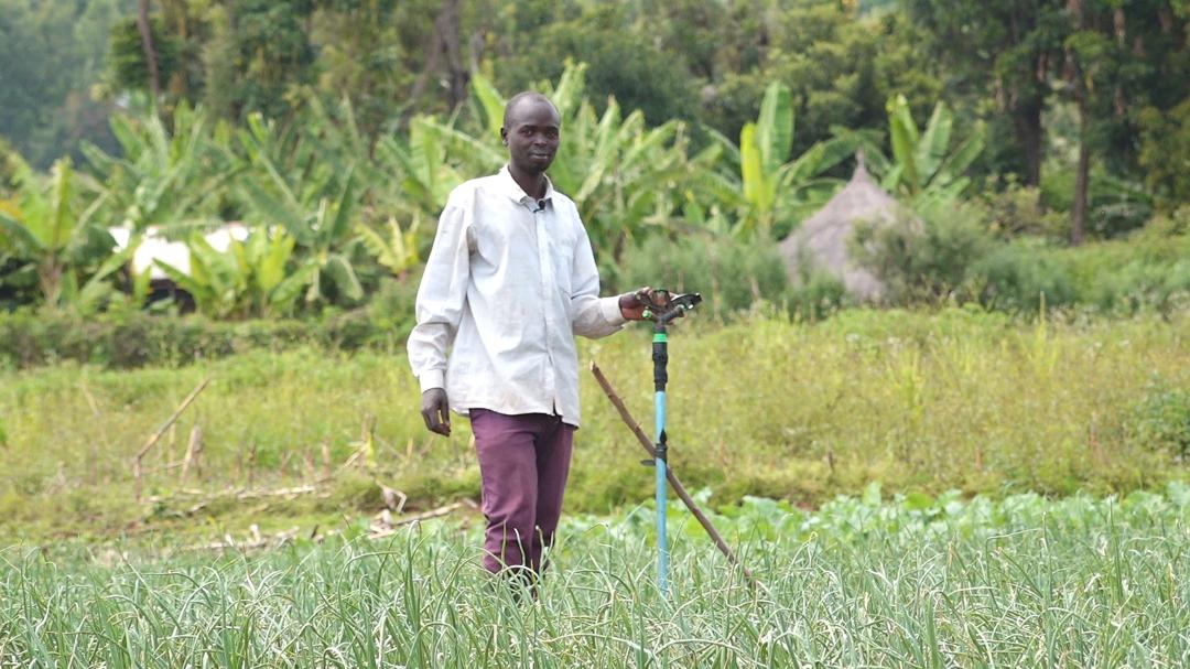 RonaldOdongoUg's tweet photo. PDM transforming the lives of beneficiaries in Sebei region.

Here is Mr. Titus from Bukwo district who benefited from the Parish Development Model. 

He ventured into onion planting. His livelihood has largely transformed. PDM continues to power #Musevenomic #Economy.

President @KagutaMuseveni goes to Sebei region this week to mobilize residents to embrace wealth creation programs. 

While in Karamoja, H.E., the President emphasized government commitment to causing massive socioeconomic transformation.
#WealthCreation #PDM #Transformation #SebeiTour