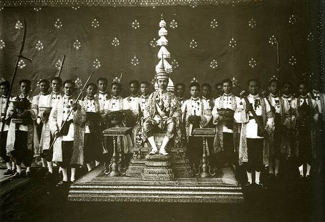 วันรัฐธรรมนูญ ตรงกับวันที่ 10 ธันวาคมของทุกปี เป็นวันที่ระลึกถึงพระมหากรุณาธิคุณของพระบาทสมเด็จพระปกเกล้าเจ้าอยู่หัว รัชกาลที่ 7
 ที่ทรงพระราชทานรัฐธรรมนูญฉบับถาวรฉบับแรกแห่งราชอาณาจักรสยามไว้