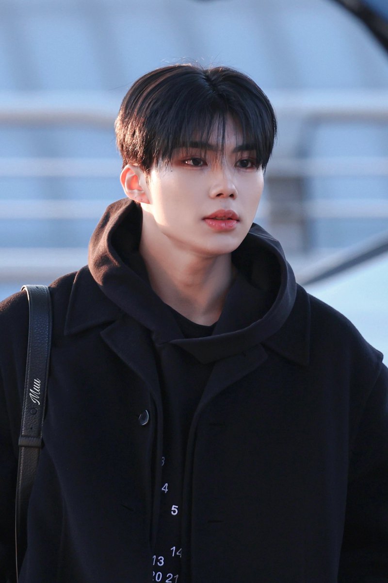 241129 따뜻한 겨울이 되길

#박건욱 #PARKGUNWOOK #パクゴヌク
#zerobaseone #zb1