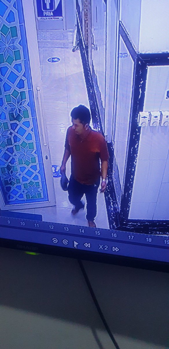 msaid_didu's tweet photo. Bagi yg kenal orang ini, mhn disampaikan agar mengembalikan hp yg dia curi tadi subuh di Mesjid Rahmatan Lil Alamin, Modernland Tangerang atau laporkan ke polisi. CCTV kami lengkap. https://t.co/koQ9TU66iq