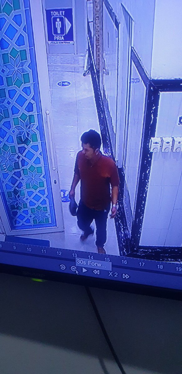 msaid_didu's tweet photo. Bagi yg kenal orang ini, mhn disampaikan agar mengembalikan hp yg dia curi tadi subuh di Mesjid Rahmatan Lil Alamin, Modernland Tangerang atau laporkan ke polisi. CCTV kami lengkap. https://t.co/koQ9TU66iq