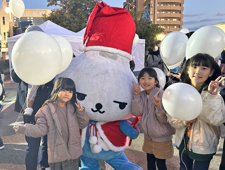 kamisucoco_kun's tweet photo. 12/7(土)は、銚子駅前でおこなわれたイルミネーション点灯式にあそびにいってきたよ！
たくさんのお友達に会えてとっても嬉しかったし、イルミネーションきれいだったー♪
バルーンリリースも楽しかったな☆

#神栖 #カミスココくん #銚子 #イルミネーション #クリスマス https://t.co/NQ1y5FBA8N