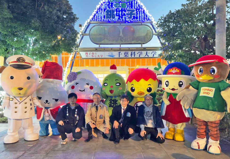 kamisucoco_kun's tweet photo. 12/7(土)は、銚子駅前でおこなわれたイルミネーション点灯式にあそびにいってきたよ！
たくさんのお友達に会えてとっても嬉しかったし、イルミネーションきれいだったー♪
バルーンリリースも楽しかったな☆

#神栖 #カミスココくん #銚子 #イルミネーション #クリスマス https://t.co/NQ1y5FBA8N