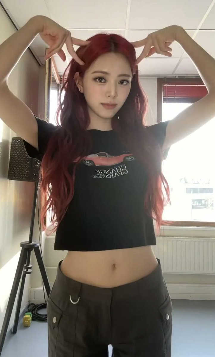 midriffmuseum's tweet photo. YUNA [ITZY] https://t.co/2BH66ixGtW