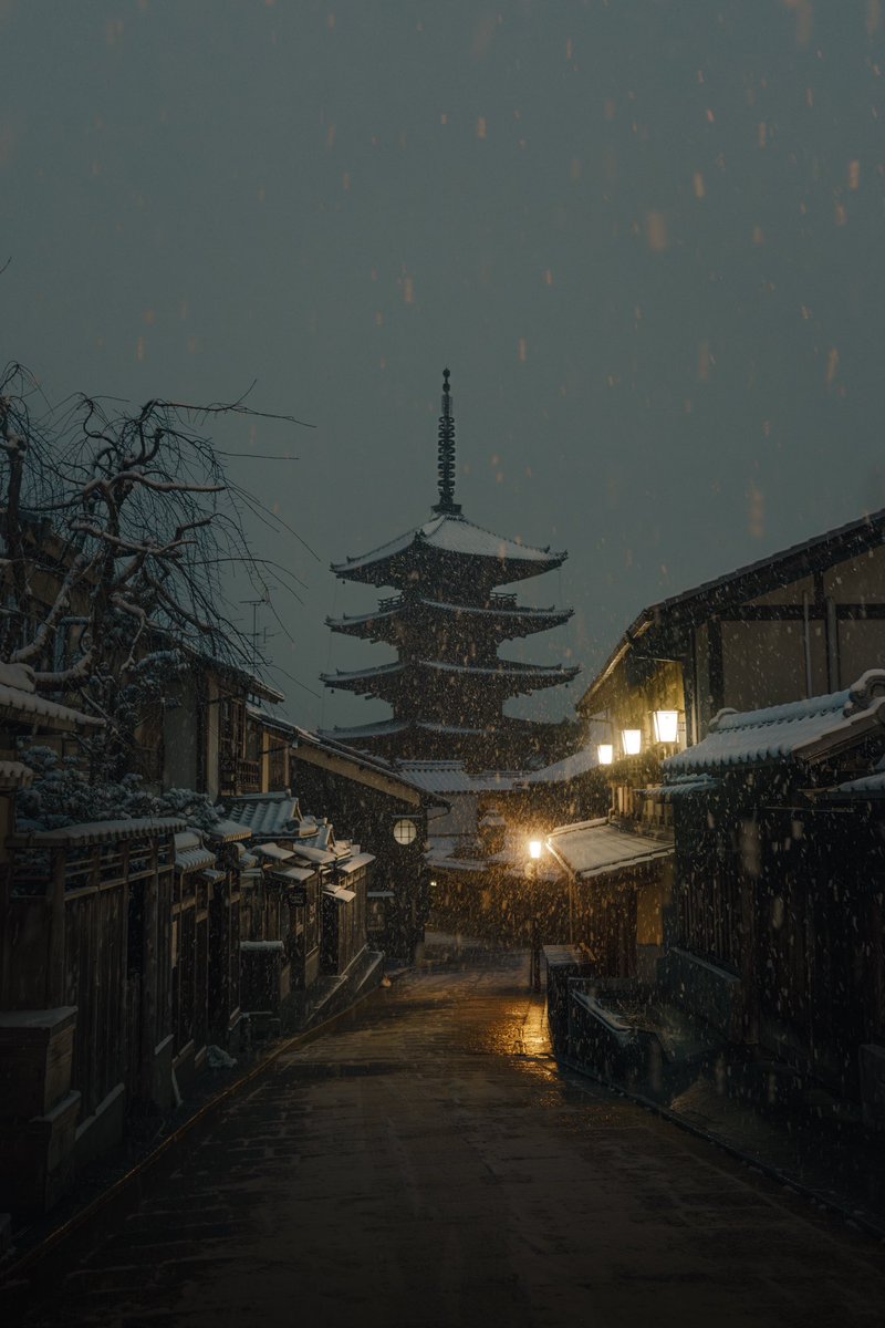 box_box_you's tweet photo. 雪降る京都に灯る暖かい光 https://t.co/40zSoK7qkn