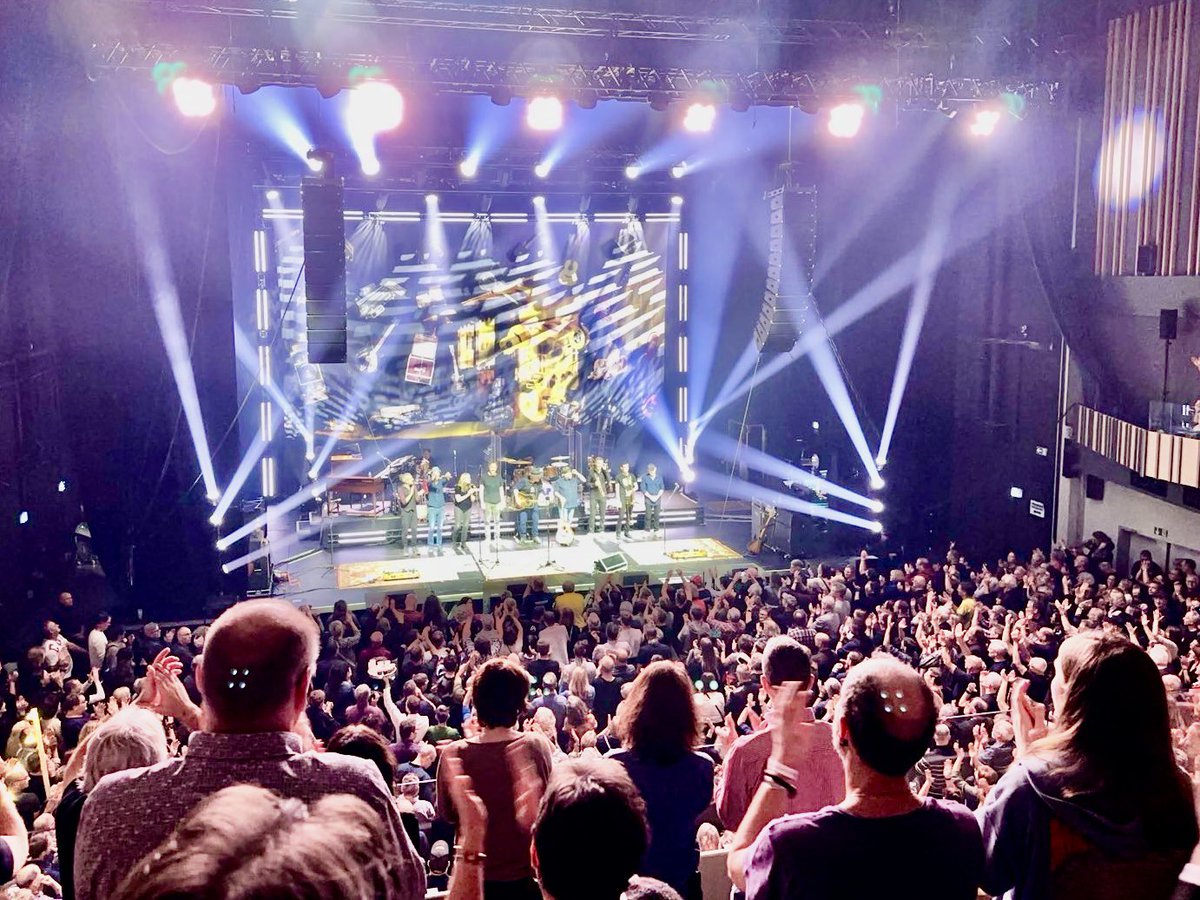 DBoBruessel's tweet photo. Gestern großartiges Konzert von #BAP Zeitreise 81/82 im #Triangel in Sankt Vith. 3 Stunden mit einer super motivierten Band vor einem super motivierten Publikum, welches alle Songs mitsingen konnte👏. Ja, etwas Nostalgie, aber auch einfach tolle Musik! Hat sehr viel Spaß gemacht! https://t.co/Wl0uqQTN84