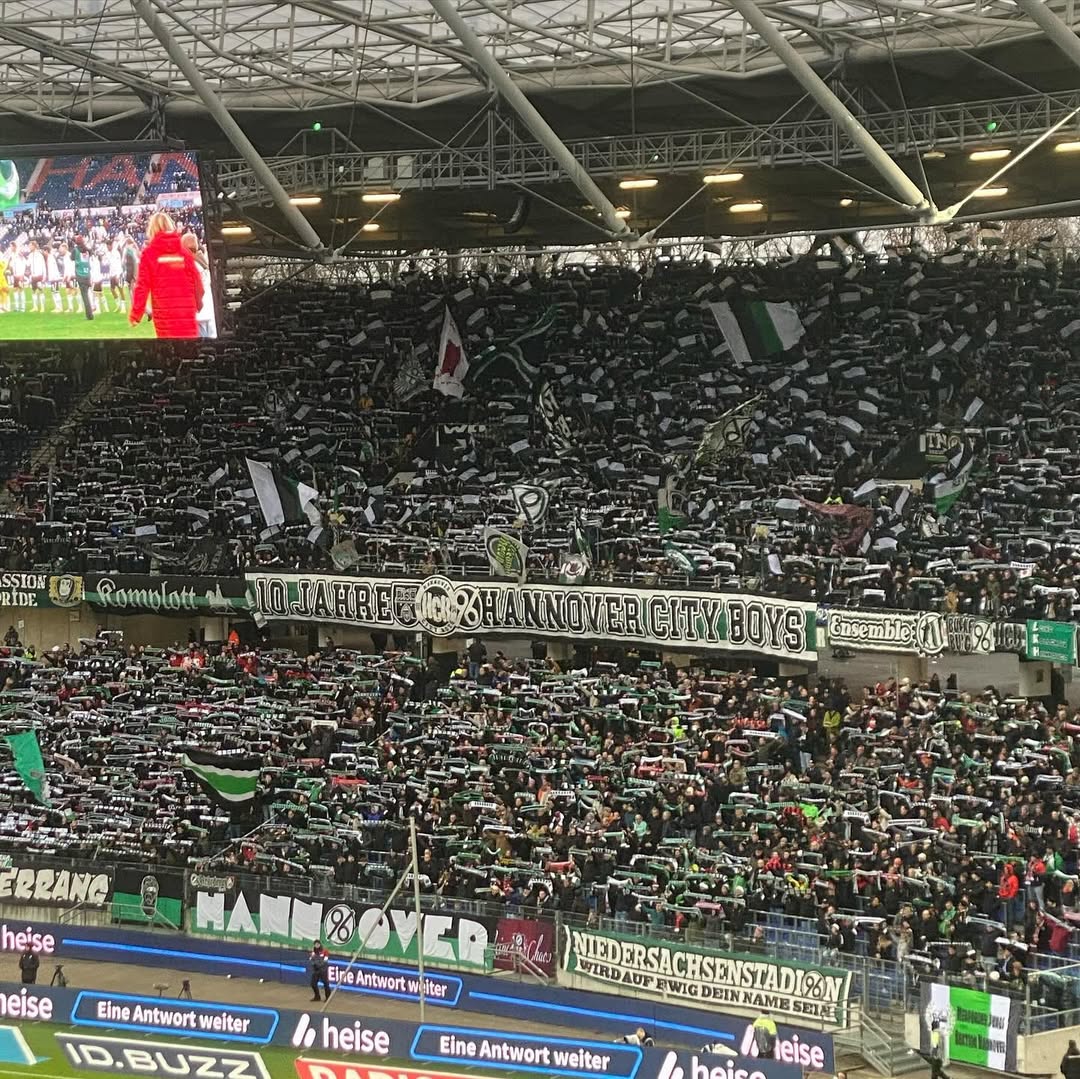 FasziFankurve's tweet photo. Fanfotos von bisher 25 Partien des aktuellen Spieltags online. Schaut auf unserer Webseite unter Foto-Updates rein, um zu sehen, was am Wochenende in den Fankurven in Deutschland los war 👉 https://t.co/YnySRCRByu #HFCCFC #SGDDSC #H96ULM #HSVSVD https://t.co/xtcDEpwcno