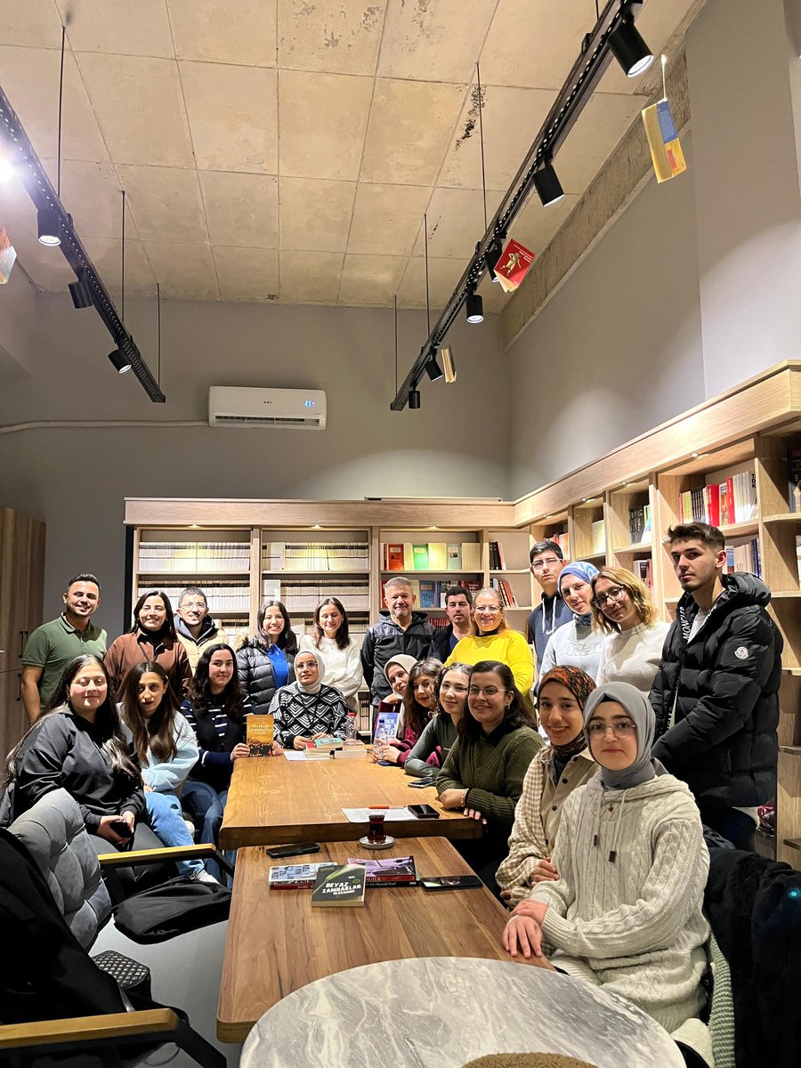 Ahbap Denizli gönüllülerimiz, 2024 yılının son Ahbap Okuyor etkinliği ile bir araya geldiler. Okudukları kitapları Hatay Recep Atakaş Fen Lisesi'ne
hediye etmek üzere hazırladılar. 💚