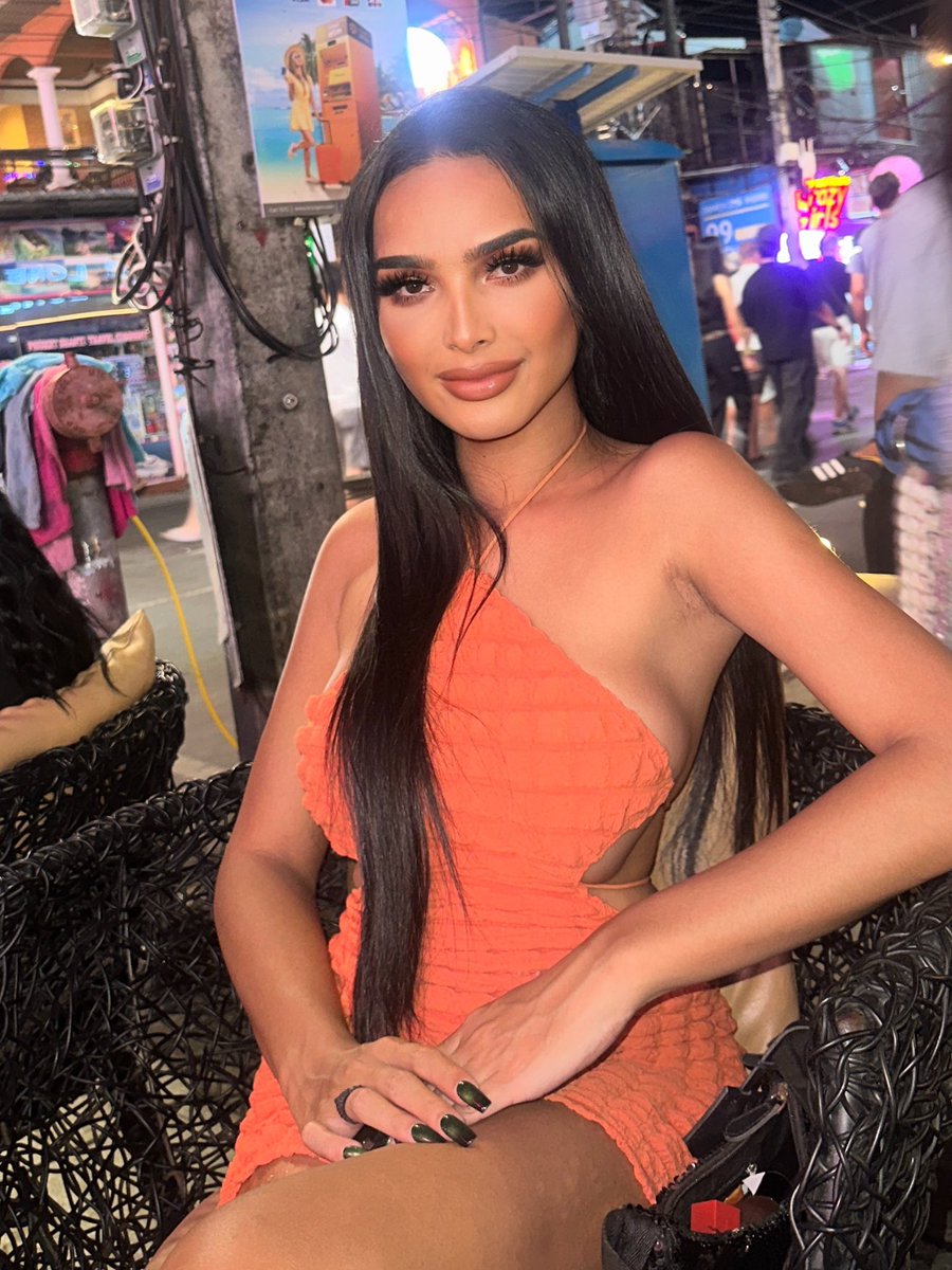 Look into my eyes and you'll get horny🥵

#Phuket #Patong 🍌💦