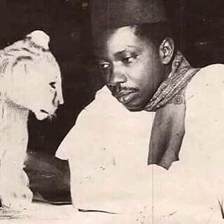 BabaSy57780660's tweet photo. SAMA MAAM MAKTOUM 

A TOUTES LES ÉCHELLES PAR OÙ ON MESURE LA GRANDEUR D'UN HOMME DE DIEU 
 QUEL HOMME EST PLUS GRAND??? https://t.co/gf8Hih7qP7