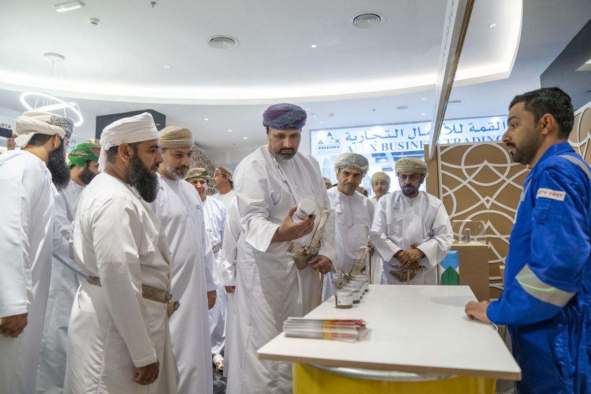 MadaynOman's tweet photo. ضمن فعاليات #مهرجان_سمائل_الثاني؛ استضافت #مدينة_سمائل_الصناعية اليوم أعمال معرض وندوة "التنافسية الاقتصادية لولاية #سمائل"، وذلك تحت رعاية معالي الدكتور محاد بن سعيد باعوين وزير العمل، وبحضور المهندس داود بن سالم الهدابي، الرئيس التنفيذي للمؤسسة العامة للمناطق الصناعية "#مدائن". https://t.co/RBUtXB2iSz