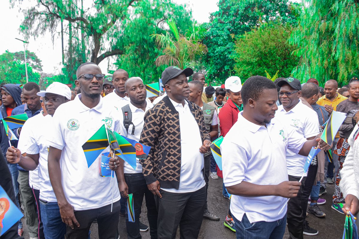 TPHPA_Official's tweet photo. Leo Jumatatu wakati wa kuadhimisha miaka 63 ya uhuru wa Tanzania bara,Wafanyakazi wa Mamlaka wameshiriki  katika matembezi na maombi maalum ya kuombea Mkoa wa Arusha, matembezi yakianzia kwenye mzunguko wa barabara ya Impala na kumalizikia kwenye mzunguko wa mnara wa Mwenge. https://t.co/G6bjALtilV