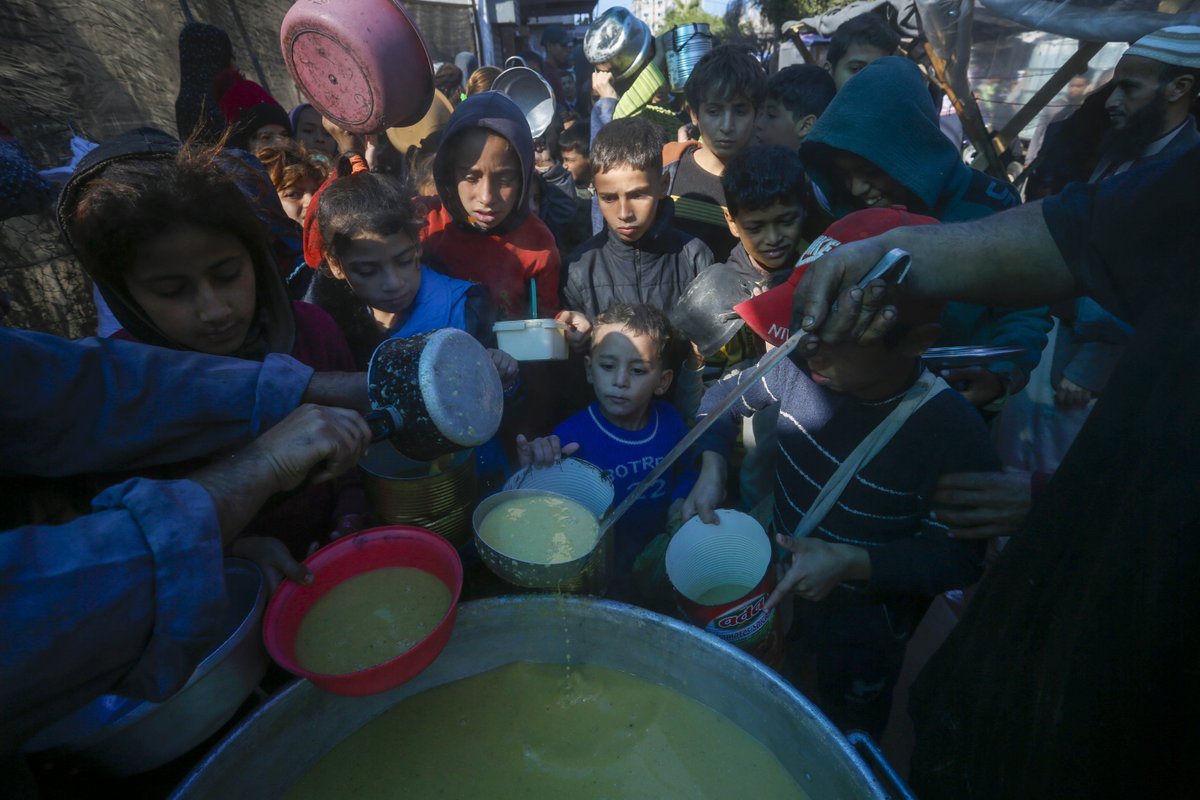 UNRWAes's tweet photo. 🔴 #GAZA: se está bloqueando de forma escandalosa la ayuda humanitaria, lo que contradice claramente los claros requisitos del derecho internacional humanitario de respetar y proteger a los civiles y garantizar que se satisfagan sus necesidades básicas. https://t.co/KS1hL5cgZQ