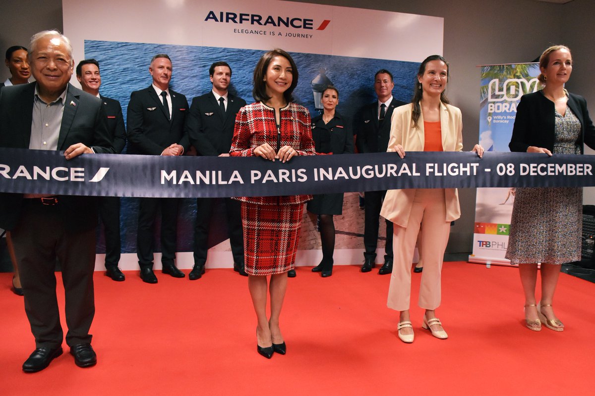 FrenchEmbassyPH's tweet photo. Bienvenue à Manille! 🛬🇵🇭

🇫🇷 Ambassador @MarieFontanelPH, @TourismPHL Sec. Christina Frasco, and @DOTrPH Sec. Jaime Bautista welcomed the maiden flight of the Paris-Manila direct route and officially launched the return flight from @newnaiaph

#PHWeekInParis #MakeItIconic https://t.co/1C6mUdXV9M