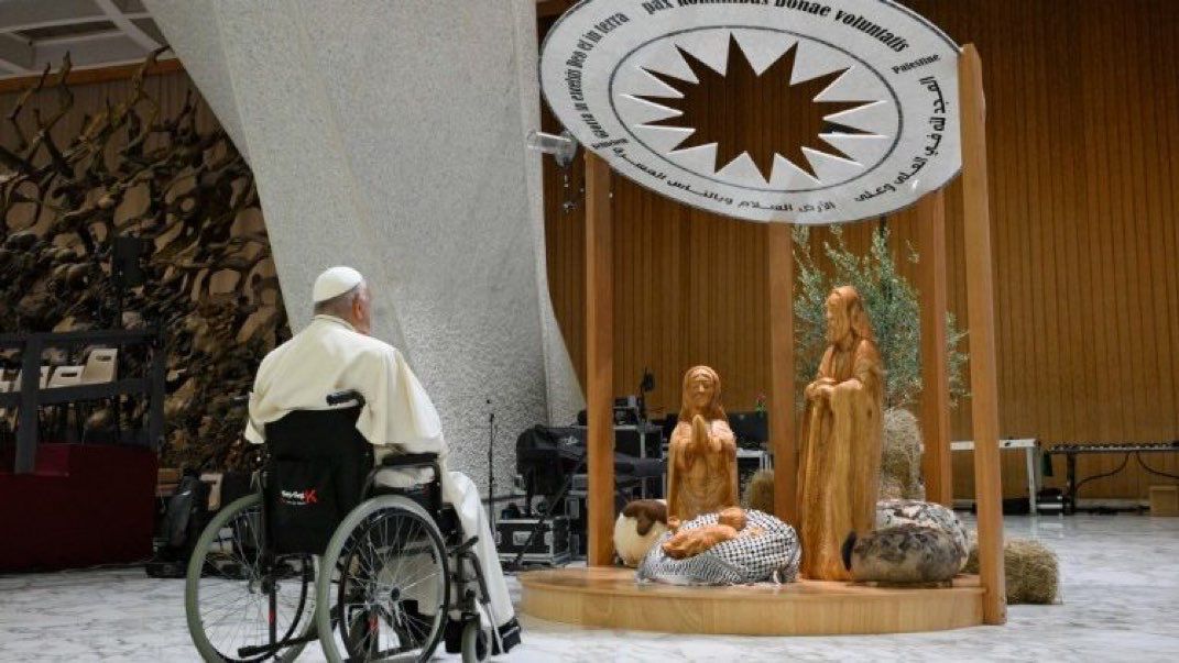 DanielKapp's tweet photo. Es muss den @Pontifex ja nicht beeindrucken, was die Juden davon halten.... aber die Weihnachtsgeschichte so dem islamistischen Palästinenser-Narrativ unter zu ordnen, ist schon ein gehöriges Maß an Selbstaufgabe. #UltimateFail #Fremdschämen https://t.co/EVDCKgh8Yq
