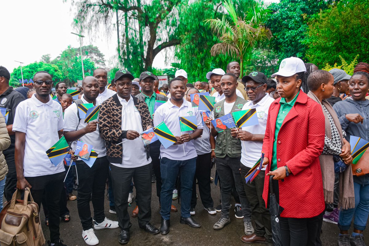 TPHPA_Official's tweet photo. Leo Jumatatu wakati wa kuadhimisha miaka 63 ya uhuru wa Tanzania bara,Wafanyakazi wa Mamlaka wameshiriki  katika matembezi na maombi maalum ya kuombea Mkoa wa Arusha, matembezi yakianzia kwenye mzunguko wa barabara ya Impala na kumalizikia kwenye mzunguko wa mnara wa Mwenge. https://t.co/G6bjALtilV