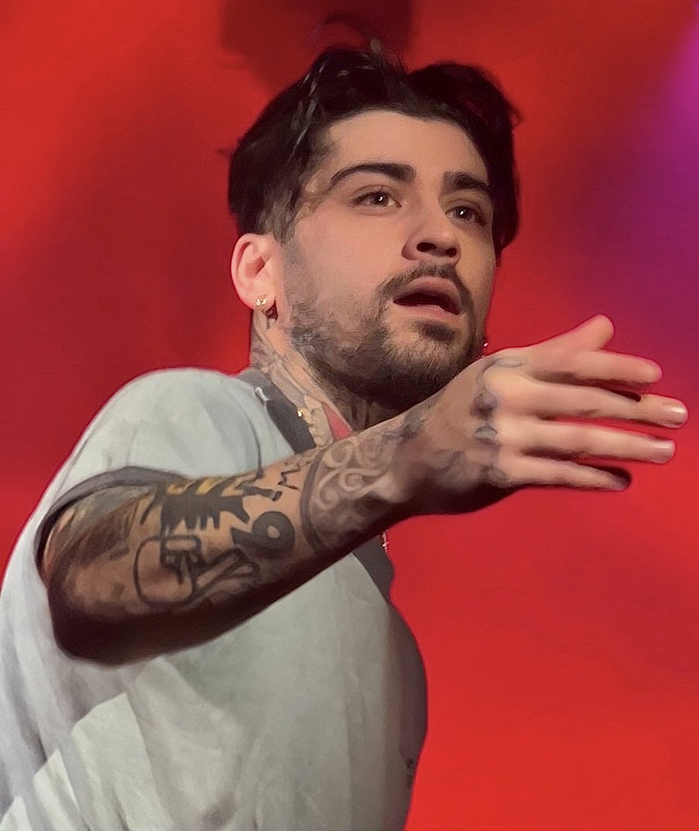 allurequinn's tweet photo. zayn malik in edinburgh. https://t.co/AMVqdP1Kgf