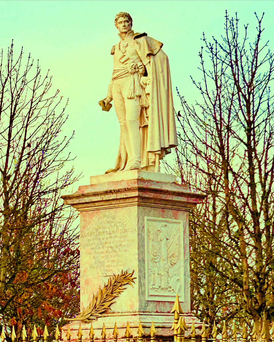 PereiraJosLouis's tweet photo. [Statue du Maréchal Lannes, Duc de Montebello, #Lectoure, #Gers]
Hop, prenons un peu de hauteur en ce début de semaine !
#Occitanie #DecemberVibes https://t.co/mwfv4XIJSF