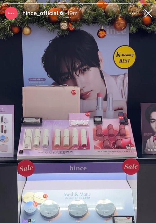parkhoonstyle's tweet photo. HINCE posted a new campaign with CHICOR on their instagram.
The displays in the store have lots of Sunghoon on them! 💗
#SUNGHOON #성훈 #엔하이픈_성훈 #ソンフン #Enhypen #hince #chicor #hince_with_ENHYPEN_SUNGHOON https://t.co/rVVAsq8LpB