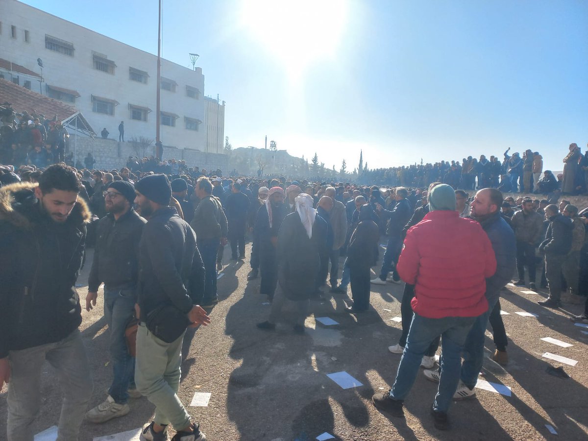 حتى لحظة نشر هذه التغريدة لم تعثر فرقنا التي وصلت إلى سجن #صيدنايا على أي أبواب سرية يتم الحديث عنها، الفرق تعمل بأدوات الخرق والبحث والمجسات الصوتية وبوجود فرق k9 التي تضم كلاباً مدربة، ويرافقنا في البحث أشخاص يعرفون كل تفاصيل السجن إضافة لاعتمادنا على إرشادات من أناس تم التواصل