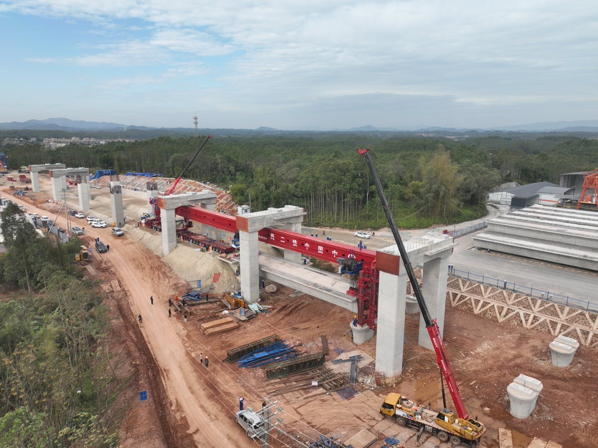 The world’s first kiloton multi-mode new energy bridge erecting machine, “Ying Long,” designed by #CREC, completed its first box girder installation on the Zhuhai-Zhaoqing High-speed #Railway. It features intelligent operation and a 40% reduction in fuel consumption.👏 https://t.co/fk3oLVJ1OV