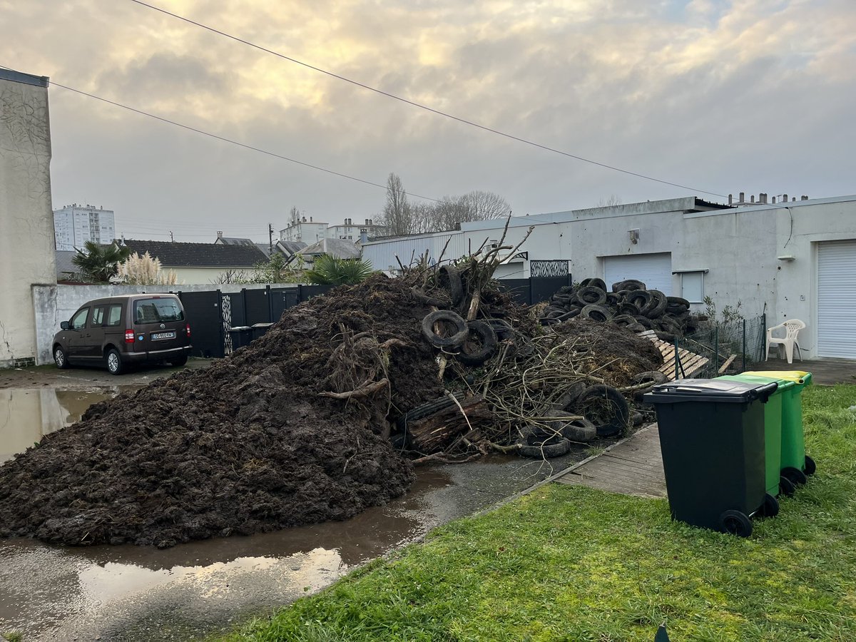 Tout mon soutien et ma solidarité à <a href="/MKaramanli72/">Marietta Karamanli</a> et à ses collaborateurs dont les bureaux ont été agressés par des agriculteurs mécontents.
Pourquoi ne pas plutôt venir échanger avec une députée de terrain, toujours ouverte au dialogue et à la confrontation des idées ?
