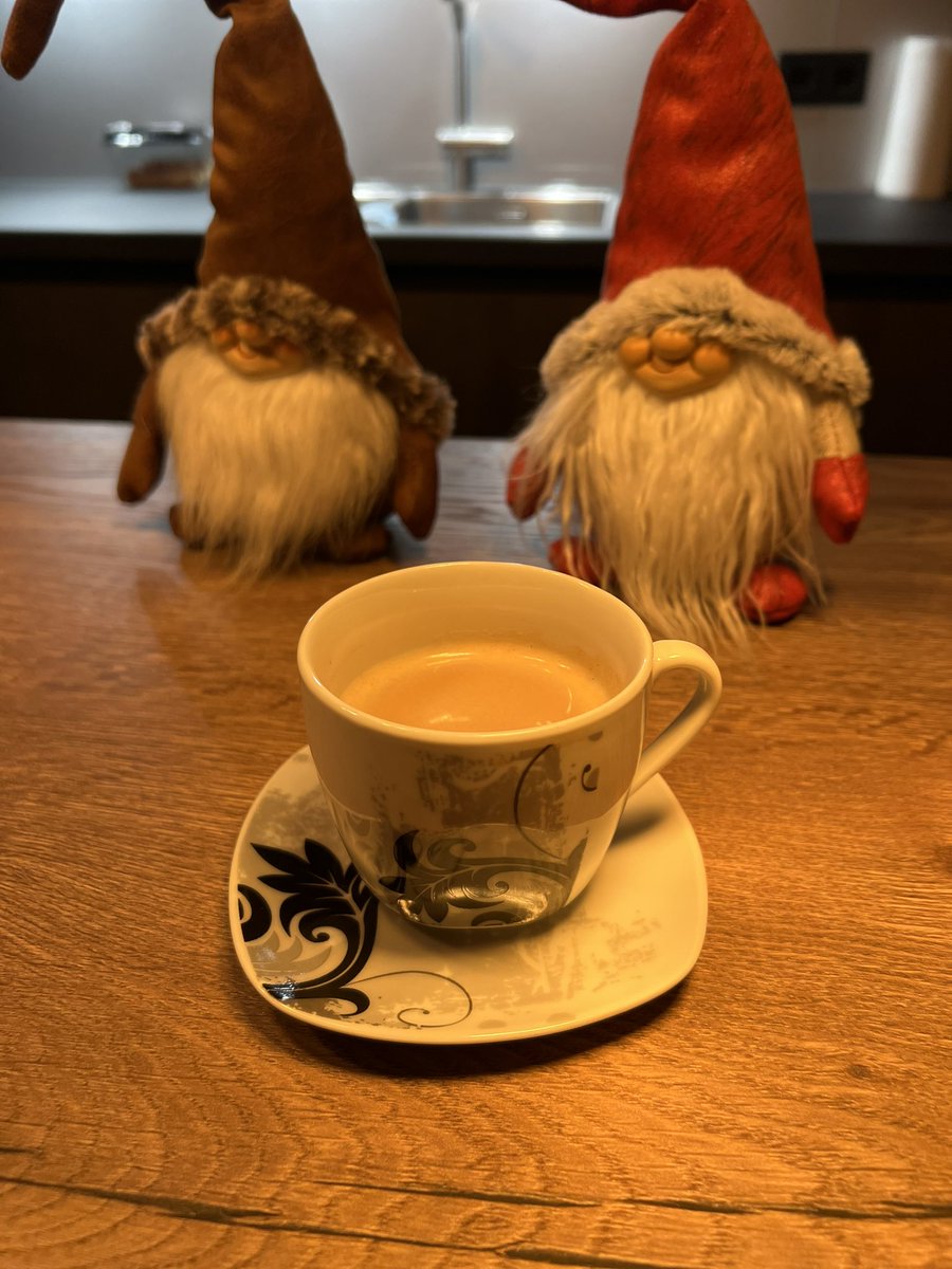 RogerRaeven's tweet photo. Eerst koffie en dan kan de maandag beginnen https://t.co/F8473IG4Ev