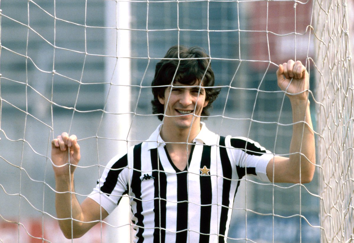 juventusfc's tweet image. Quattro anni fa ci lasciava un grande uomo e campione: ciao Pablito 🤍🖤