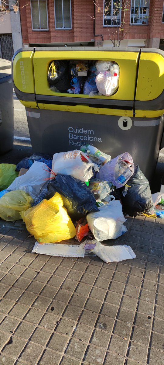 Ajuntament de Barcelona, no teniu vergonya.!!! Cada setmana igual. Carrer Espronceda davant 346