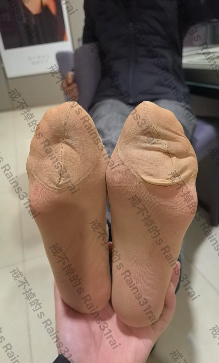 #专柜收丝 
天冷了，袜主们开始厚皮鞋里穿丝了，这j8套子穿的，出的汗把袜底都穿湿了，脚尖处吸收了精华，闻一下直接上头！
这种的量不多，需要的联系，有比较清淡的短肉丝过两天发出视频。 https://t.co/Br2OOiAnjJ