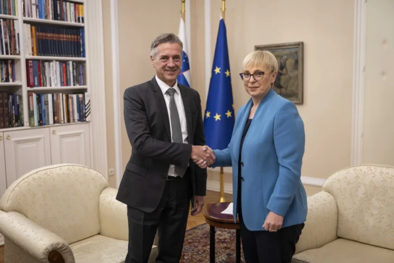 TopnewsSi's tweet photo. Nataša Pirc Musar bo danes razkrila, kako bo nadaljevala postopek izbora kandidata za guvernerja Banke Slovenije
https://t.co/J0vn4tpVNf https://t.co/88X2TGAu4f