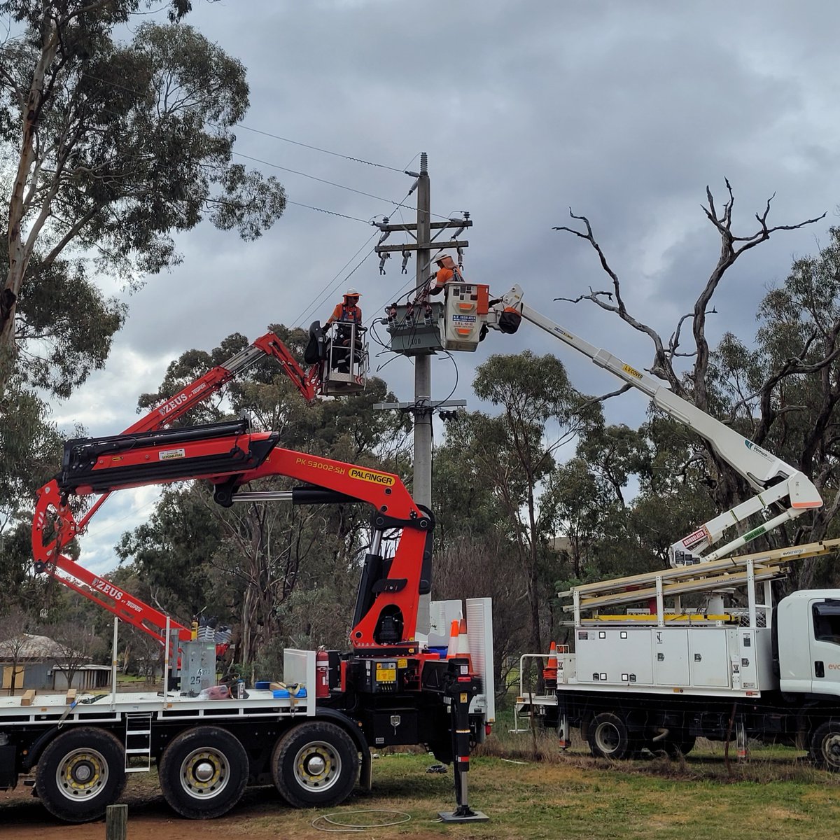 With summer upon us, we all need to be prepared this bushfire and storm season 🌧️🌳🔥 During extreme weather events, vegetation and backyard items can come into contact with electrical infrastructure – becoming hazards and causing outages. Read More: bit.ly/3D5QV54