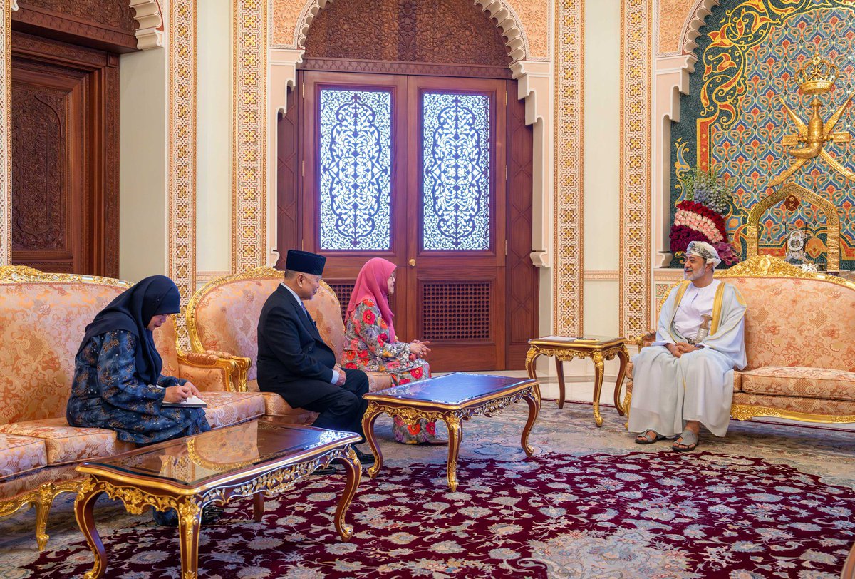 📸 | جلالة السلطان المعظم - حفظه الله ورعاه - يستقبل صاحبة السُّمو الأميرة حاجة ماسنا السّفيرة المتجوّلة في وزارة خارجية #بروناي دار السّلام بقصر البركة العامر،
