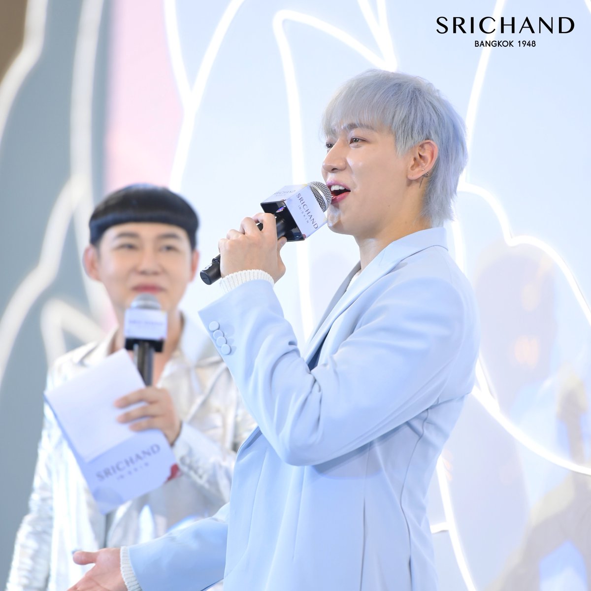 SRICHAND1948's tweet photo. #ทีมพ่อ #ทีมแม่ #ทีมแฟน เห็นภาพเซตนี้กันรึยังน้า

วันนี้ศรีเอาภาพบรรยากาศงาน SRICHAND IN-SKIN EVENT และโมเมนต์น่ารัก ๆ จากคุณแบมแบมมาฝากเหล่าอากาเซ่กันค่ะ

ไหนใครมีภาพน่ารัก ๆ ไม่ว่าจะเป็นรูปตัวเองที่อยู่ภายในงาน หรือรูปคุณแบมแบม นำมาแชร์กันได้ที่ใต้โพสต์นี้เลย ศรีรอชมความน่ารักอยู่นะคะ 🩵🤍

#SRICHANDINSKINevent #SRICHANDxBamBam #SRICHANDINSKINxBamBam #SRICHANDINSKIN #เข้าใจทุกผิวคนไทย #ศรีจันทร์ #SRICHAND