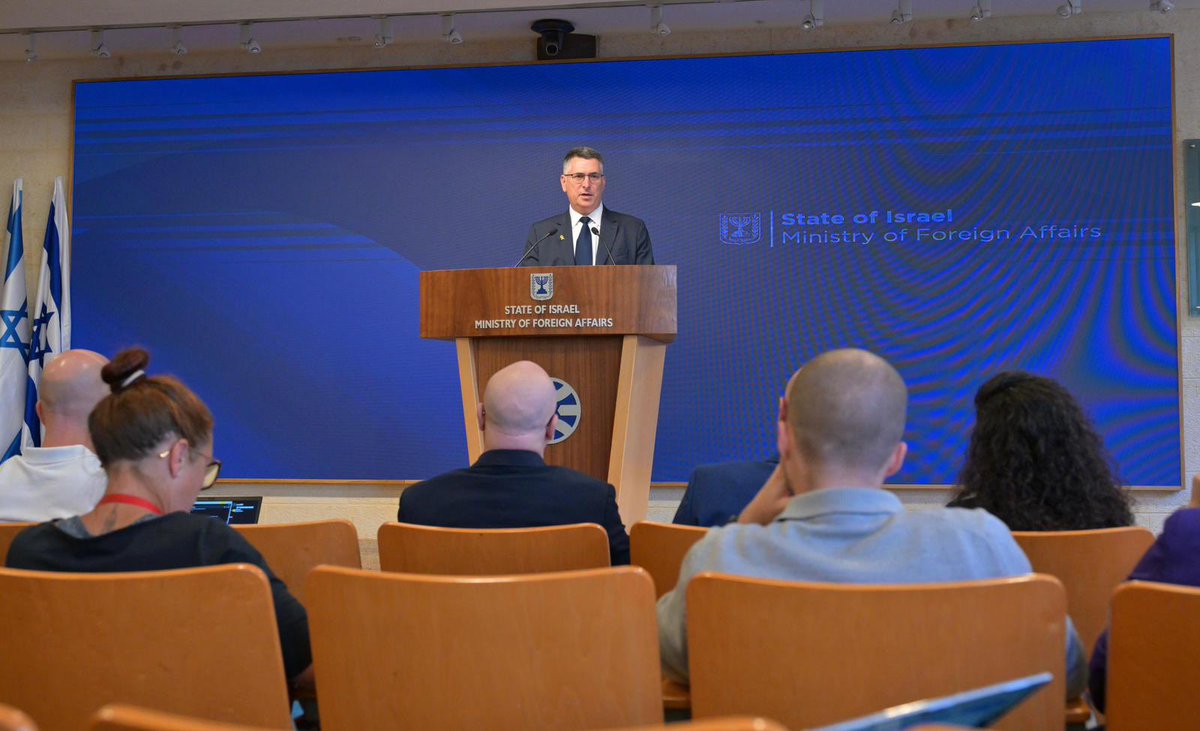 בתדרוך לכתבים זרים הבוקר במשרד החוץ הדגשתי חשיבות ההגנה על המיעוטים בסוריה. ההתקפות על הכורדים, כמו שראינו אתמול במנביג׳, חייבות להיעצר! אנו מדברים על כך עם חברינו בממשל האמריקני ובמדינות נוספות. לקהילה הבינ״ל יש מחויבות כלפי מי שנלחם באומץ נגד דעא״ש והוא גם גורם מייצב בסוריה!