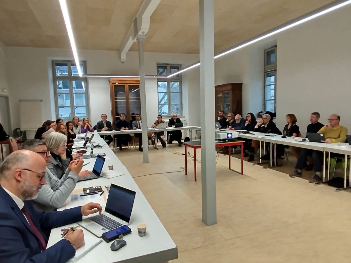 patrice_gros's tweet photo. Réunion des 6 #CLEE en #Isère. Les liens entre @acgrenoble et les #entreprises se consolident.
➡️ Poursuivre le dialogue pour parfaire la carte des #formations prof.
➡️ Améliorer la découverte des #métiers.
➡️ Engager tous les acteurs des territoires. Les #RBDE sont des relais. https://t.co/jVWKMdGGbm