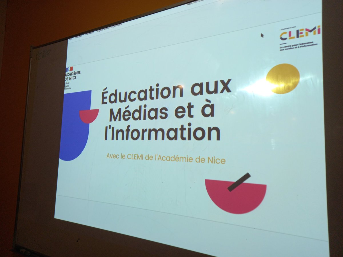 RadioCoteVar's tweet photo. @RadioCoteVar intervient au Lycée Jean Aicard d'Hyères pour une matinée d'informations aupres de profs CDI sur l'éducation aux médias et à l'information avec @Arcom_Marseille @Arcom_fr @education_gouv @LeCLEMI @AcademieNice https://t.co/f9StZkCP7B
