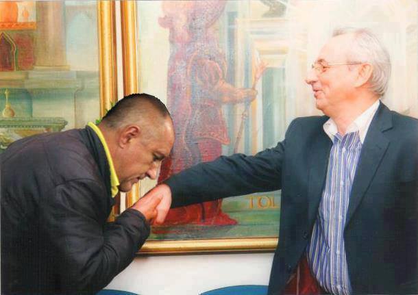 Bulgarian_Stats's tweet photo. @Bebo_debel Ха, я па го тоя изрод, как ми ползва колажа от преди 10 години, когато боеко беше казал, че трима папи са го галили по главата, а всъщност са четирима... :D https://t.co/1edh8zEhAr
