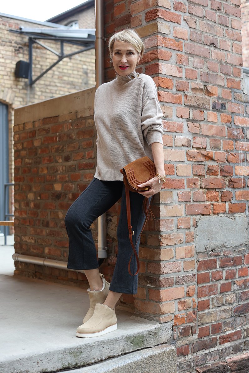 GlamorFlow's tweet image. Can’t believe the year’s almost over—🎄✨
Christmas and holiday parties are around the corner! 🎉

These days, I focus on reusing what’s in my closet for events instead of buying new. 🌍👗
Sustainable fashion is the way forward.

How do you prep for party season? 💃 #holidays